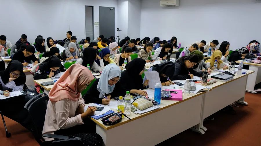 A full hall of students at a Bengkel Penguasaan Add Maths workshop in Shah Alam